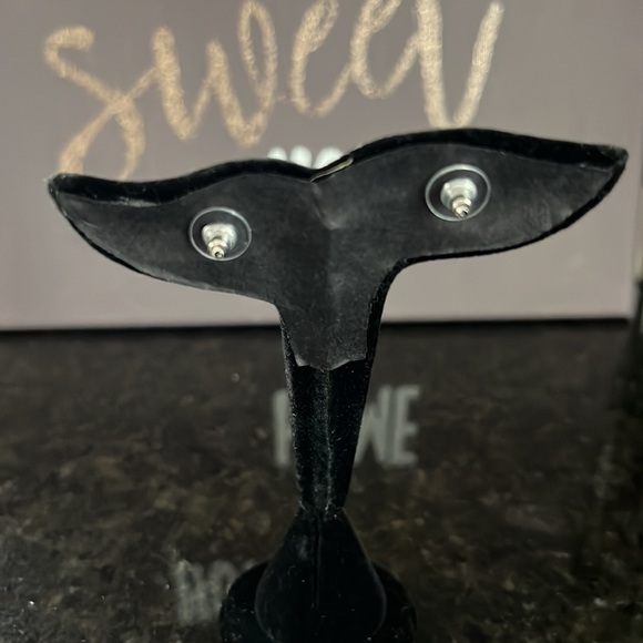 Medium Crystal earrings NWOT - Picture 2 of 4